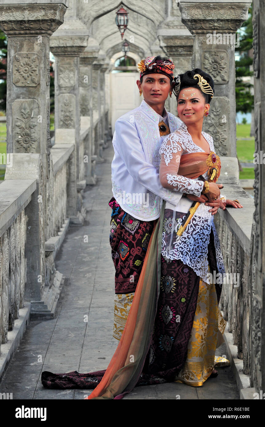 Gli artisti interpreti o esecutori emanazione della scena del matrimonio in preparazione per la cerimonia religiosa in Tirtagangga Taman Ujung acqua Palace Bali, Indonesia Foto Stock