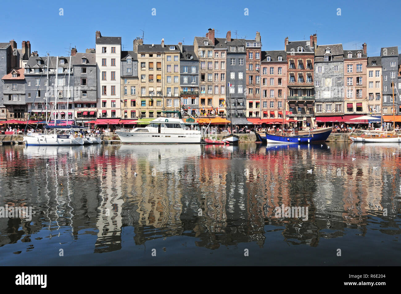 Porto di Honfleur In Normandia Francia case di colore e la loro riflessione in acqua Foto Stock