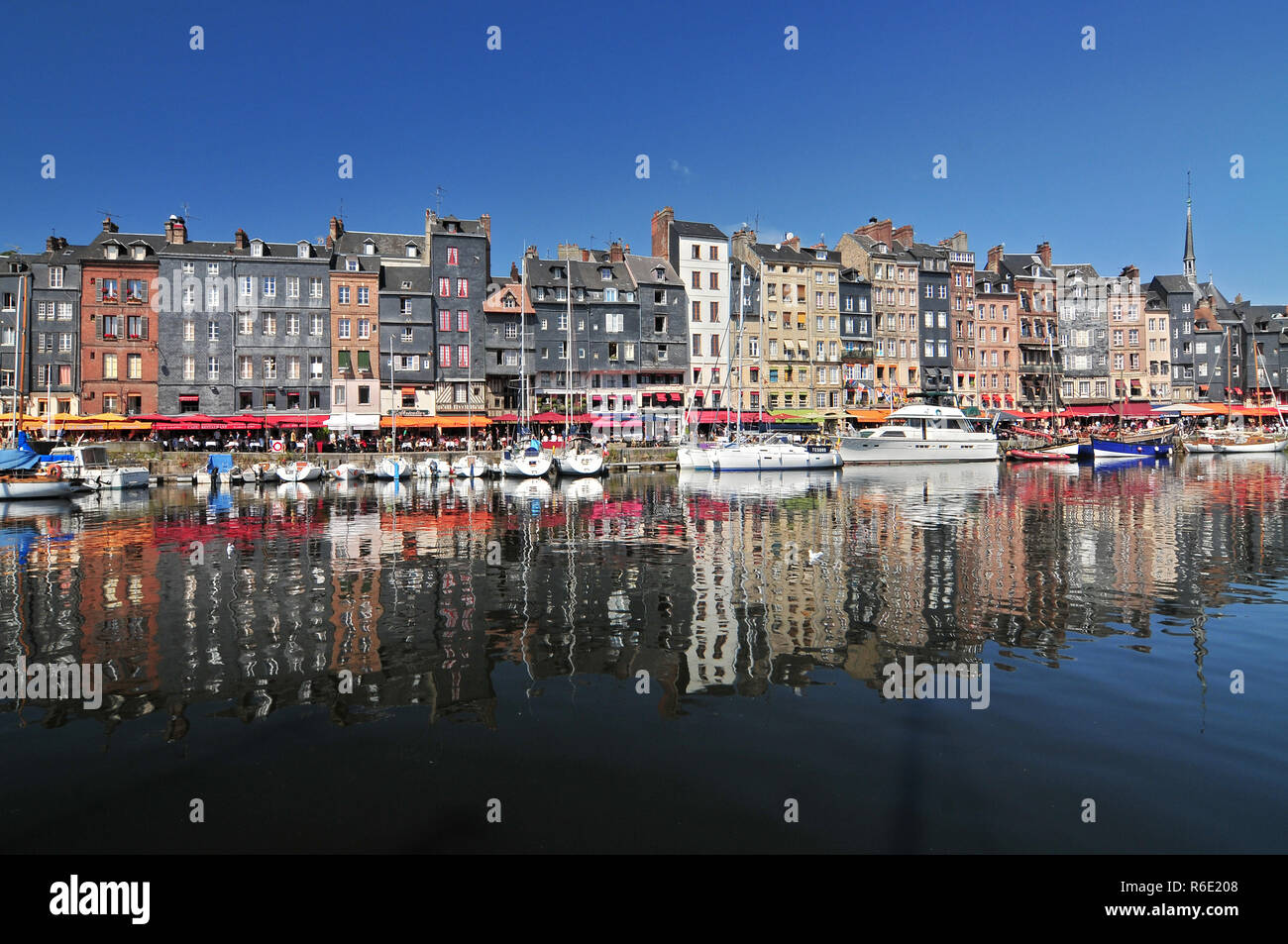 Porto di Honfleur In Normandia Francia case di colore e la loro riflessione in acqua Foto Stock