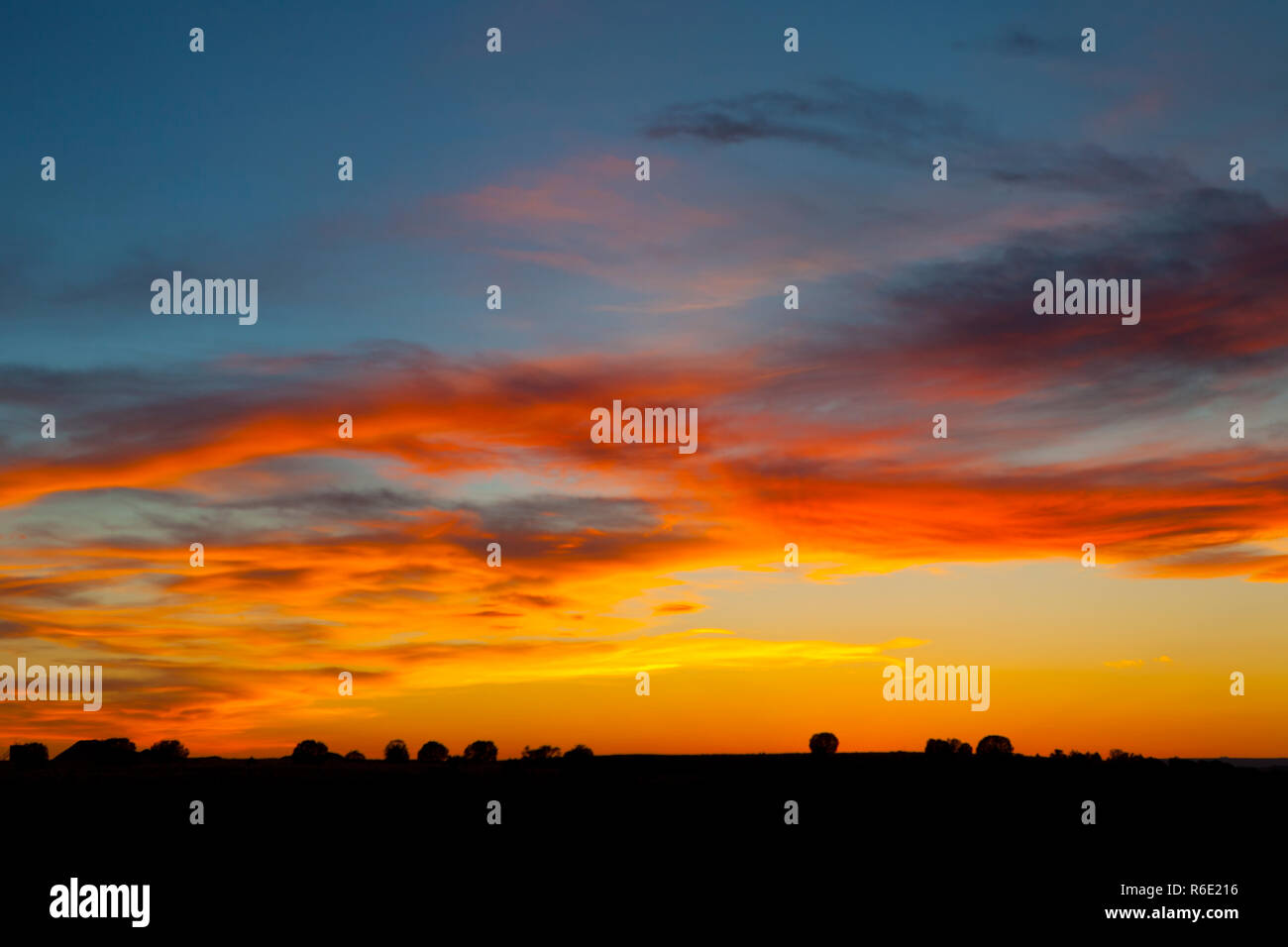 Brillante tramonto con rosso infuocato nuvole Foto Stock