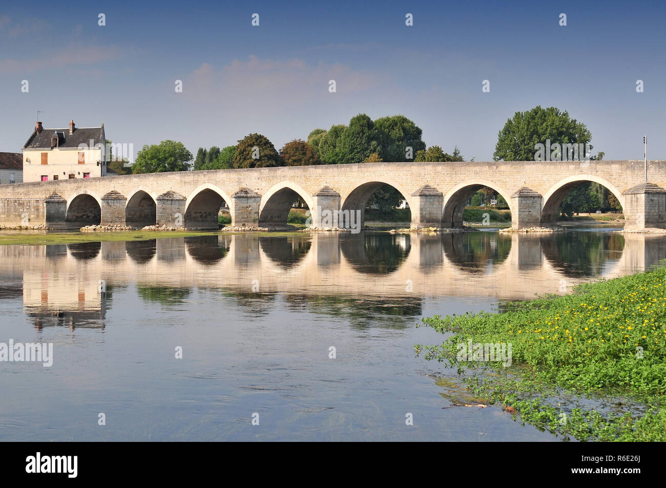 Il vecchio ponte sul fiume Cher a Montrichard Foto Stock