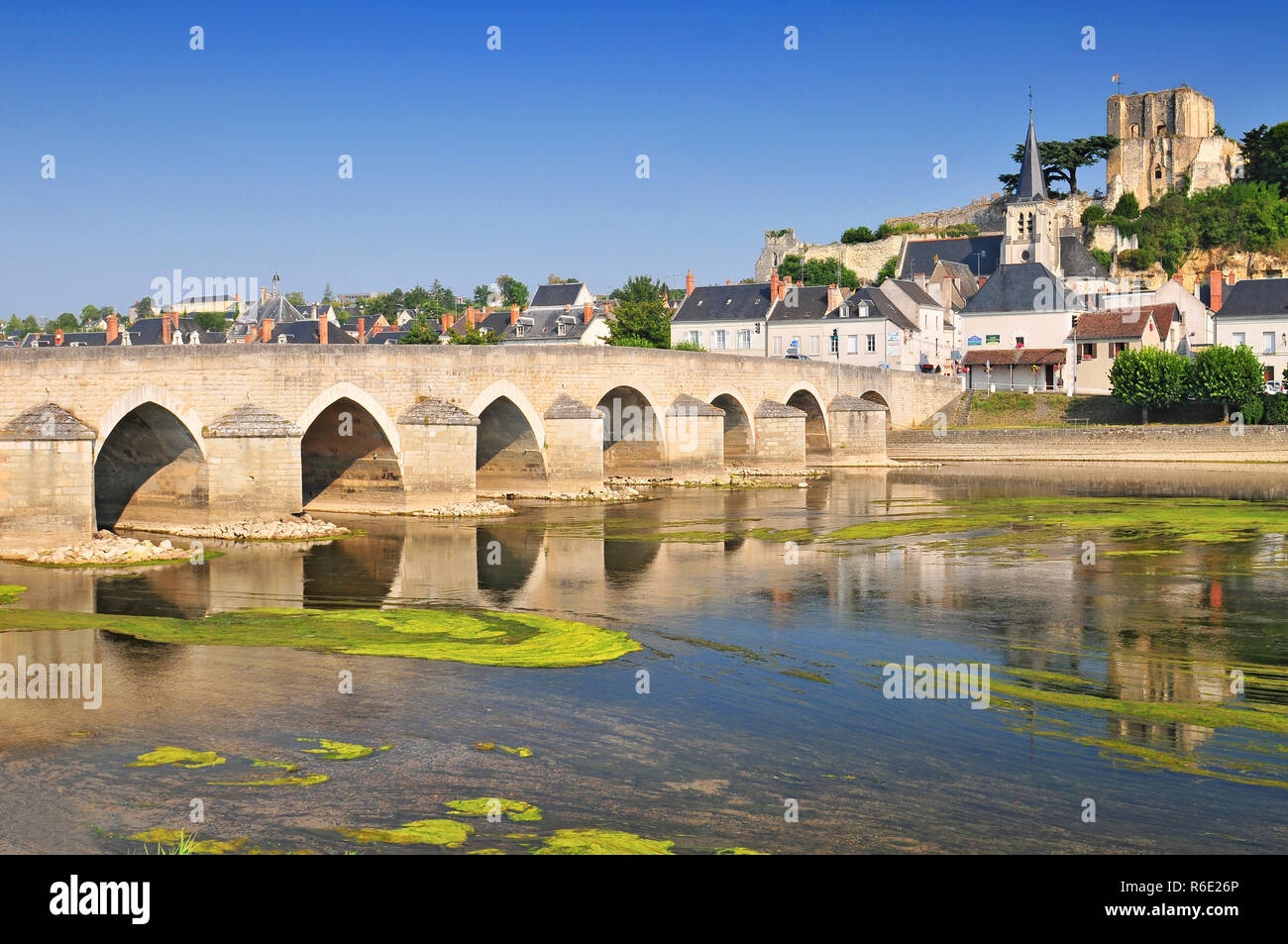 Il vecchio ponte sul fiume Cher a Montrichard, Francia Foto Stock