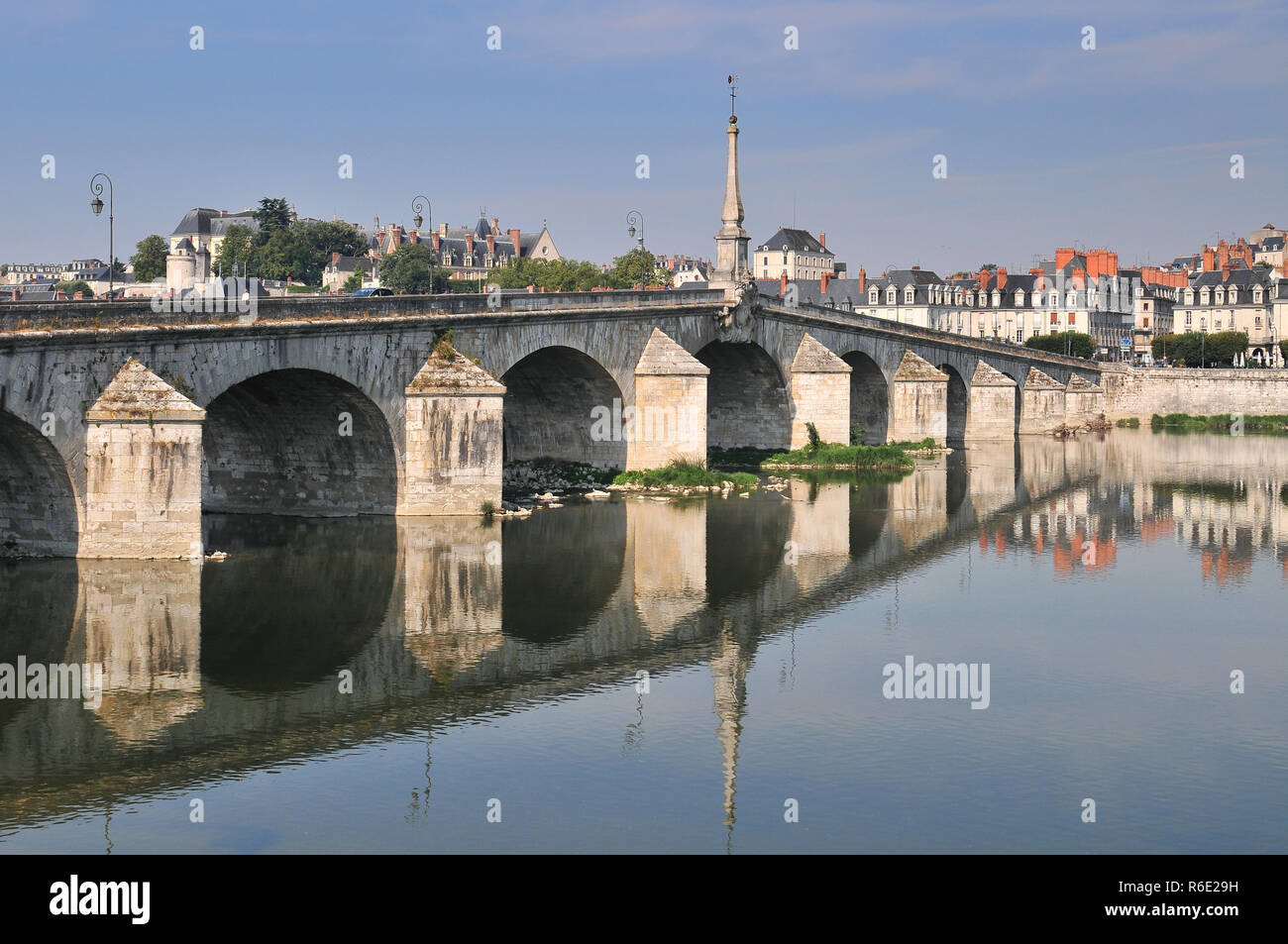 Il vecchio ponte di Blois nella Valle della Loira in Francia Foto Stock