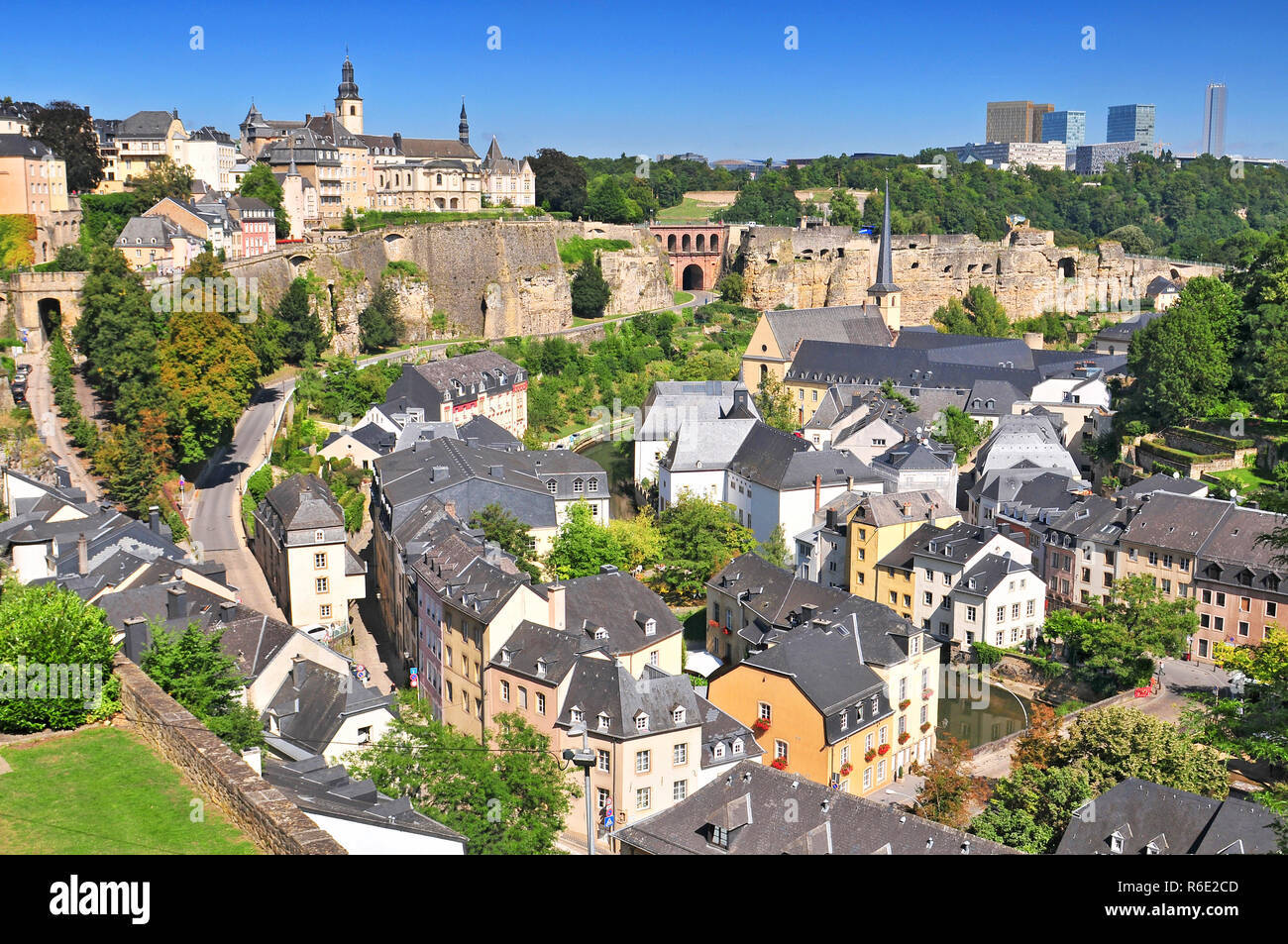 Vista dai bastioni della città verso il basso per il Plateau du Rham & Grund aree della città di Lussemburgo, Granducato del Lussemburgo Foto Stock