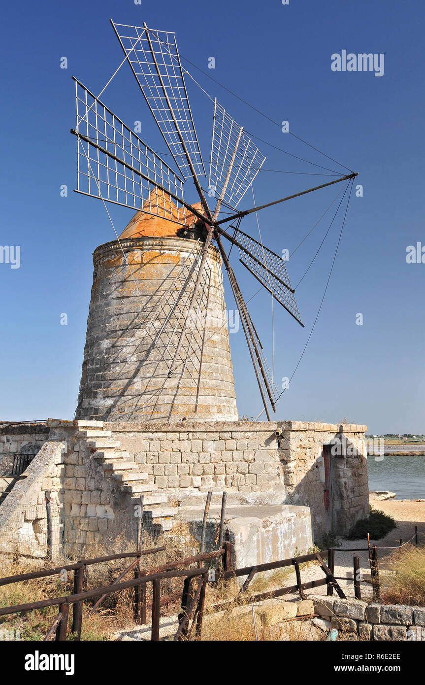 Mulini a vento nelle Saline di Trapani Sicilia Foto Stock