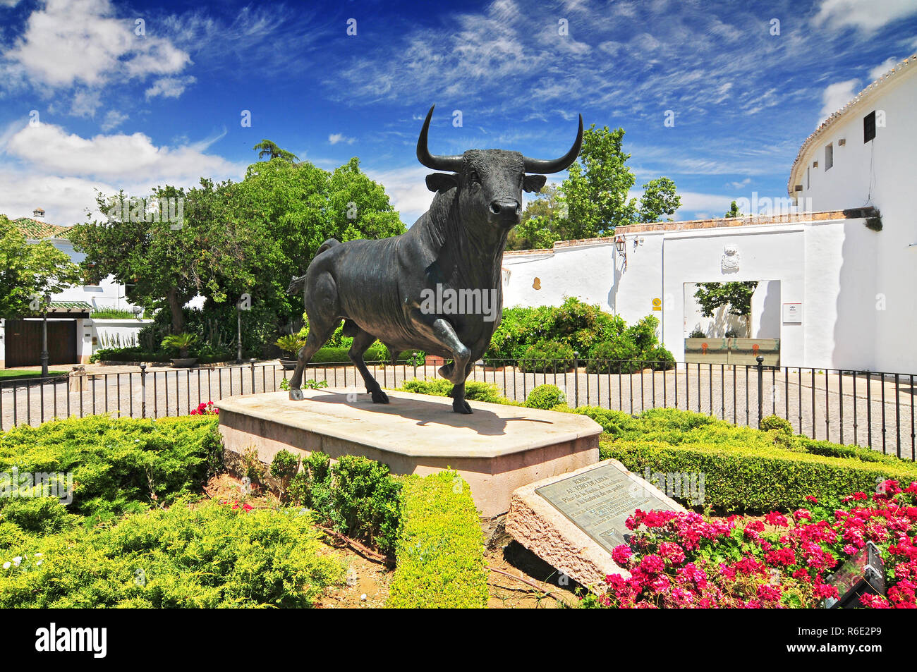 Statua di un toro al di fuori del Settecento Plaza De Toros (Arena), Ronda, Andalusia, Spagna Foto Stock
