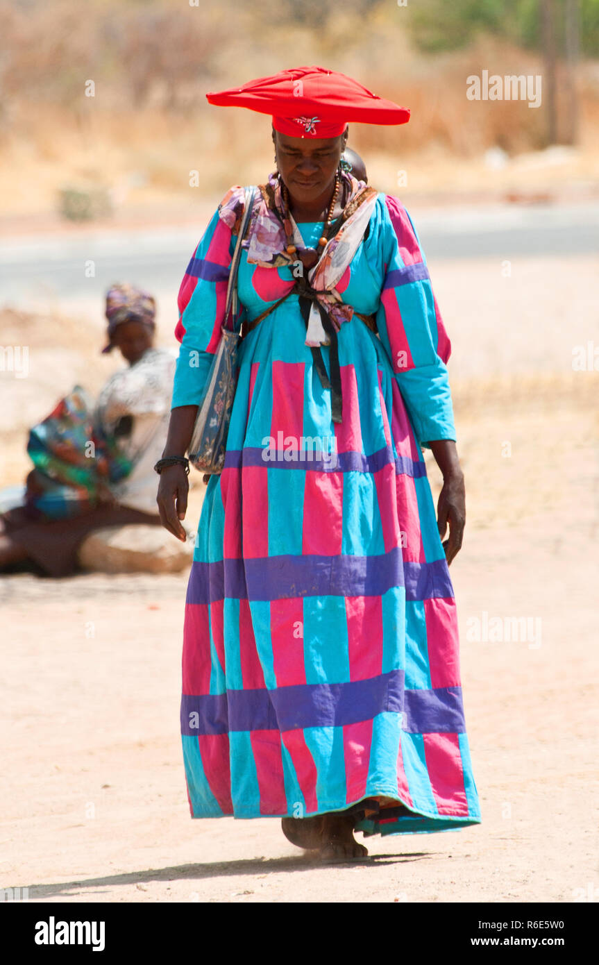 Herero donna in abito tradizionale e cornuto Hat, Kaokoland deserto  Regione, Namibia, Africa Foto stock - Alamy