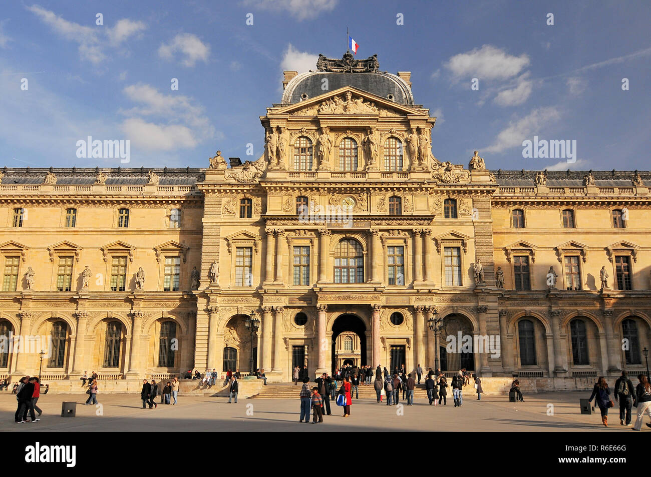 Vista del Pavilion Sully Museo Louvre è uno dei musei più visitati in tutto il mondo, Francia Foto Stock
