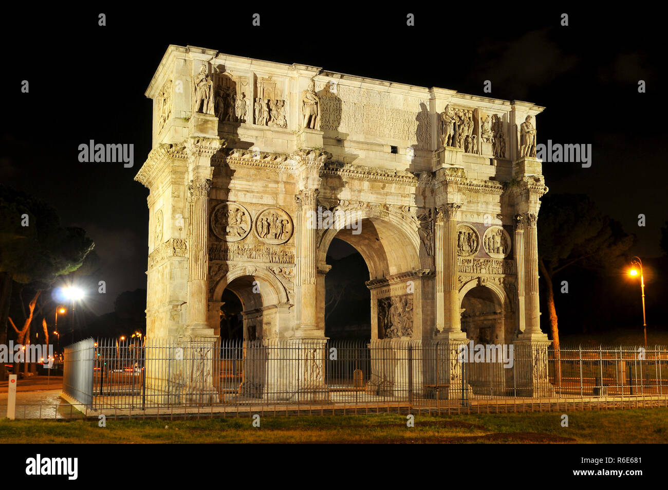 Vista notturna di Arco di Costantino vicino al Colosseo a Roma, Italia Foto Stock