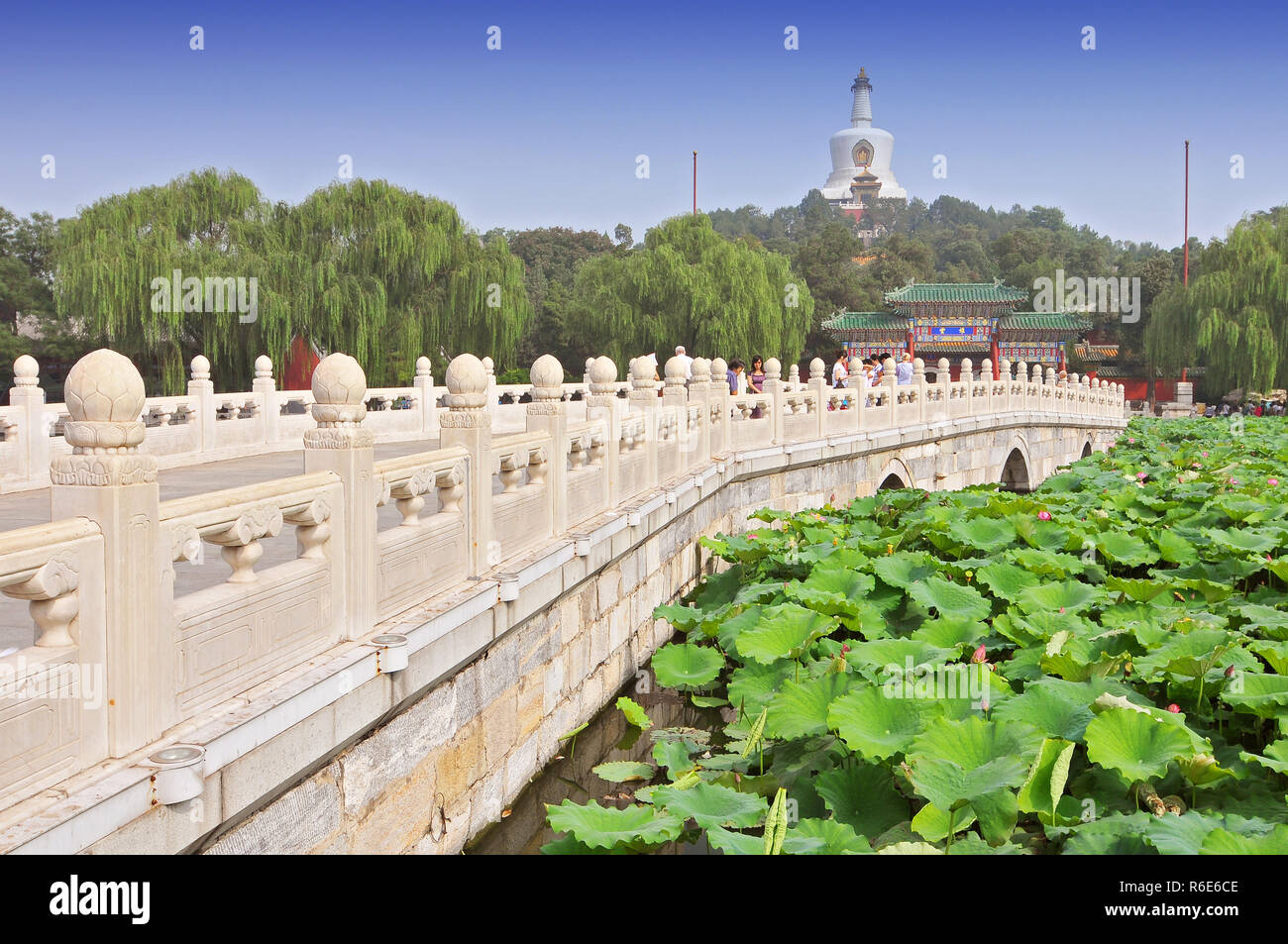 Vista dell'isola di Giada con Pagoda Bianca nel Parco Beihai Foto Stock