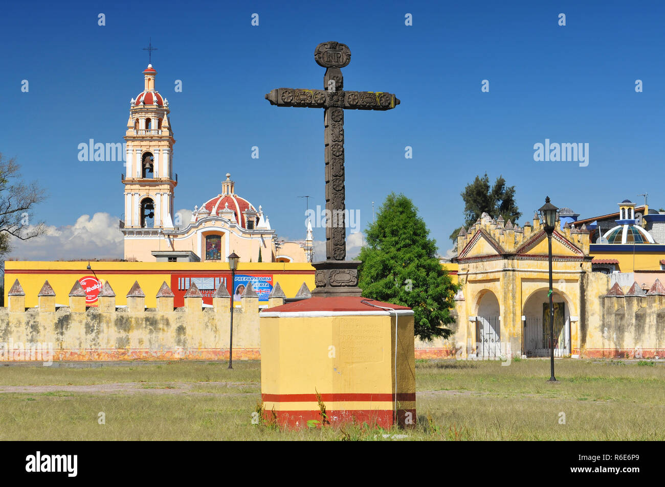 Croce sul sagrato della Ex-Convento De San Gabriel (San Pedro Cholula), Messico Foto Stock
