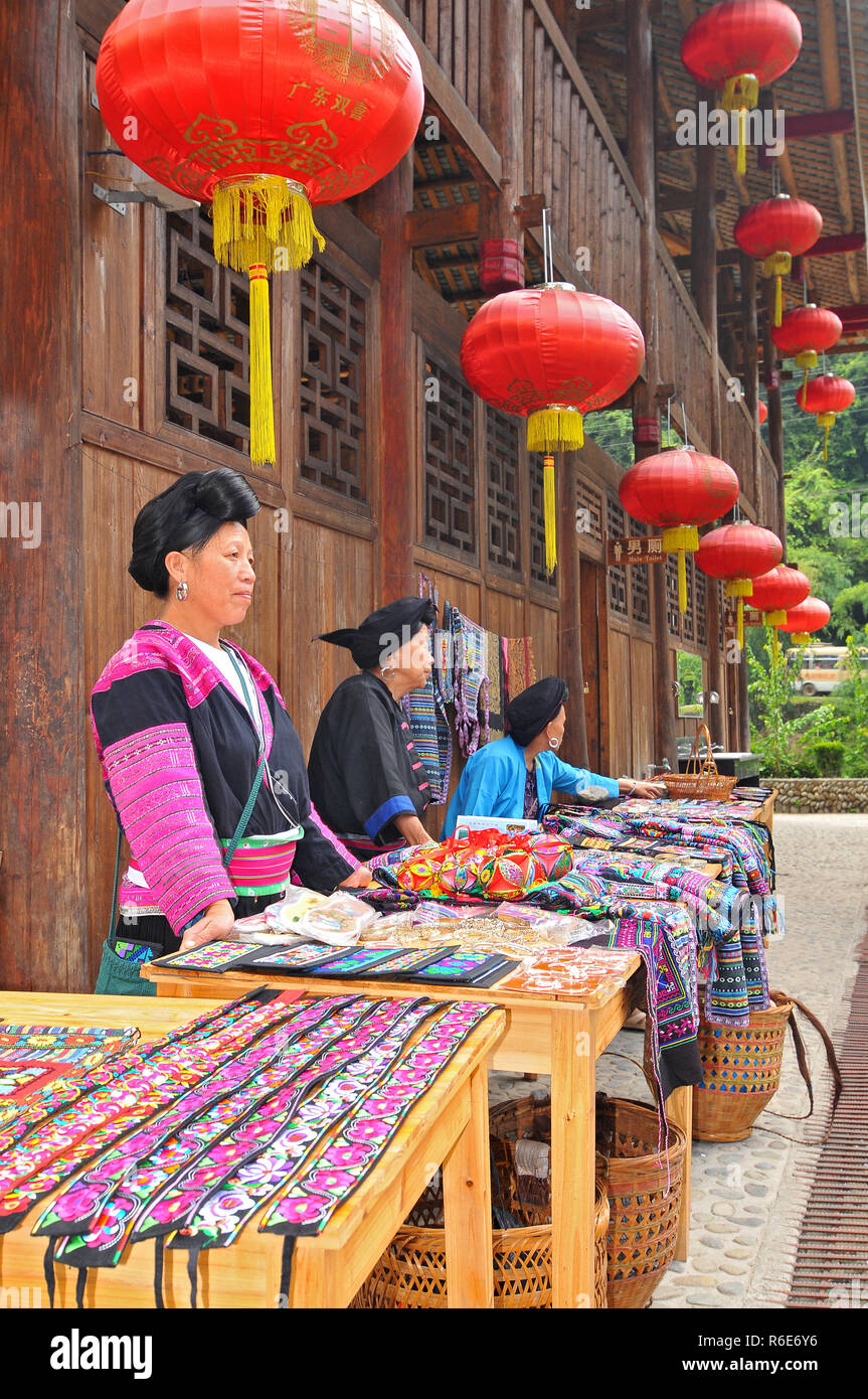 Red Yao le donne che vendono merci e negozio di souvenir In Longji Yao Village, Cina Foto Stock