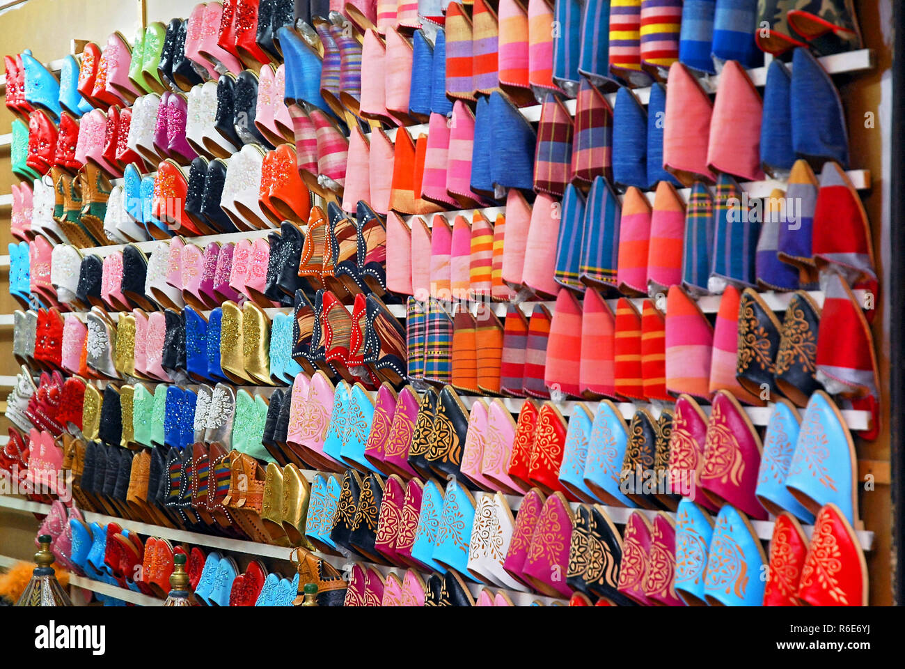 Colorata a mano pantofole in pelle (Babouches) su un mercato in Marrakech, Marocco Foto Stock