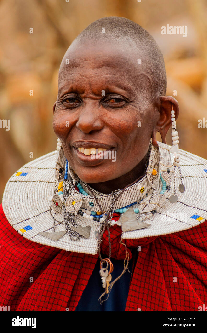 Ritratto di una donna Maasai dal Kenya con colorati africana collana di  perle gioielli intorno al collo Foto stock - Alamy