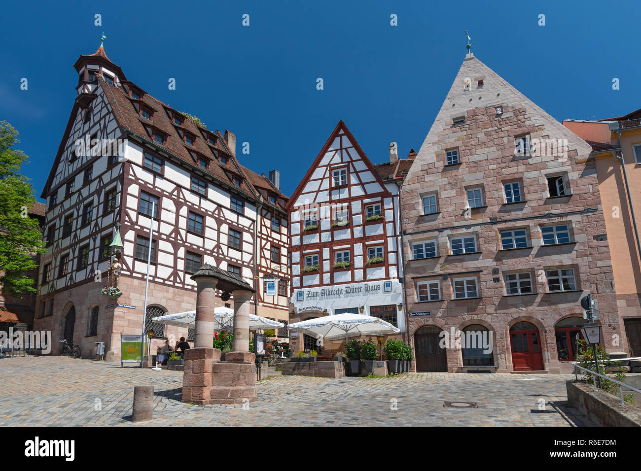 La città vecchia e la piazza Tiergaertnertorplatz con la casa Pilatushaus e il ristorante Albrecht-Duerer-Haus, Media Franconia, Baviera, Norimberga, Foto Stock