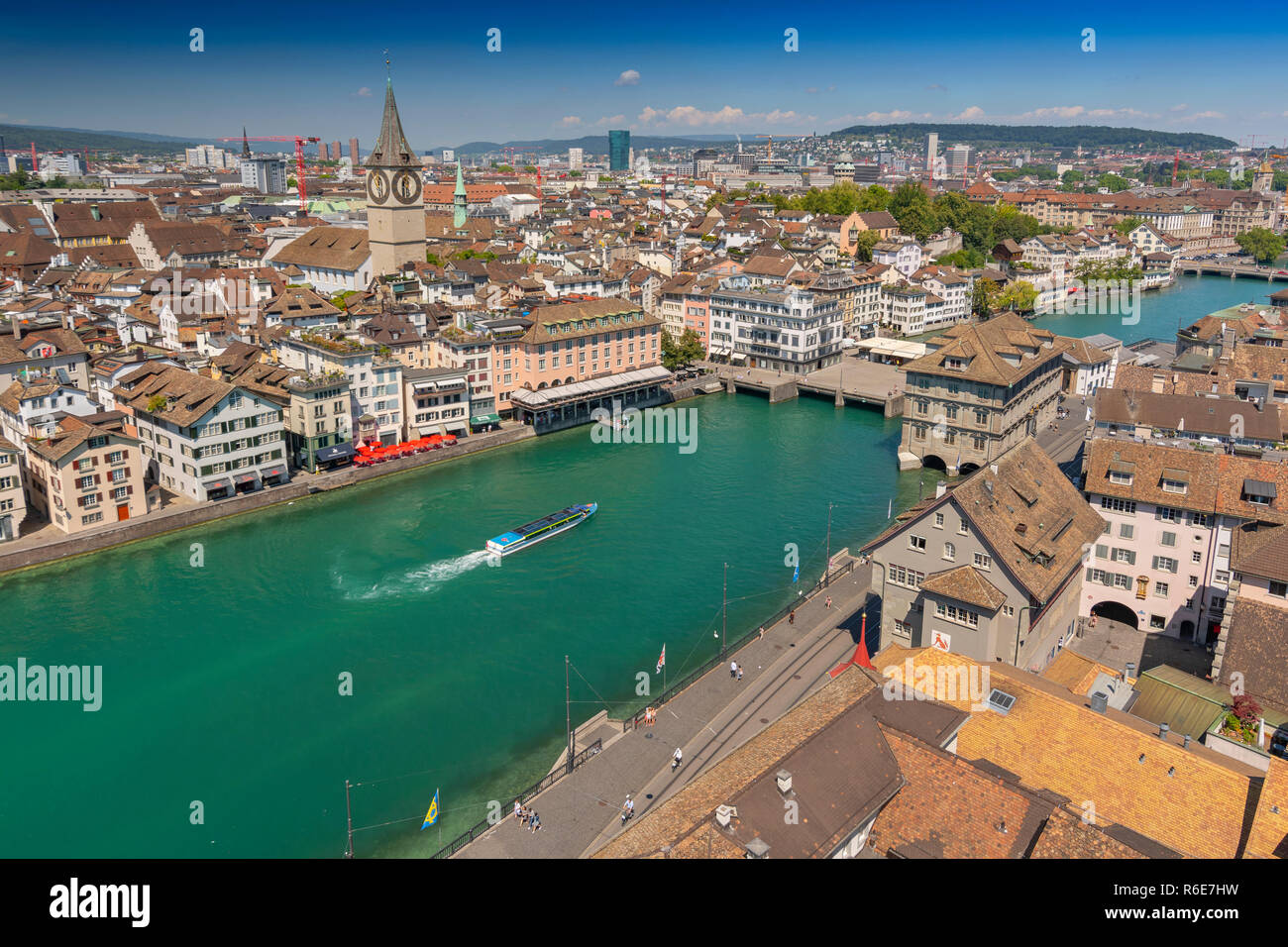 Vista aerea del centro storico della città di Zurigo con il Muenster Ponte e Chiesa di Fraumuenster lungo il fiume Limmat, Zurigo, Svizzera Foto Stock