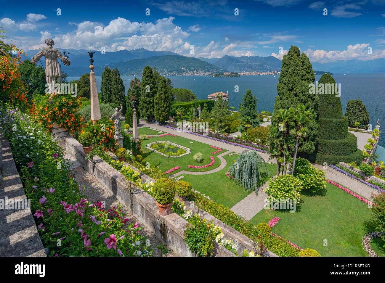 Giardino e statue sull Isola Bella affacciata sul Lago Maggiore, Italia Foto Stock