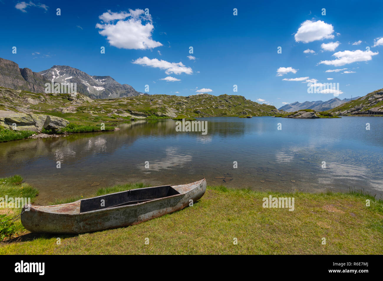 Vista in Moesola lago alpino nei pressi di San Bernardino Mountain Pass, Svizzera Foto Stock
