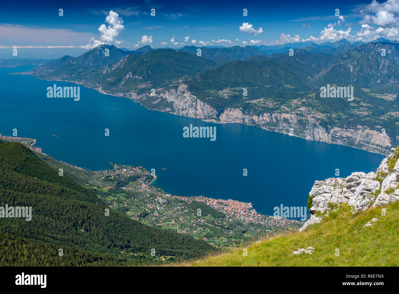 Vista dal Monte Baldo sul Lago di Garda, Malcesine, Lombardia, Italia Foto Stock