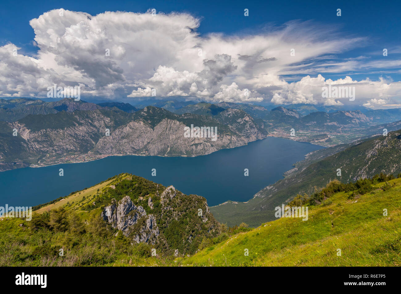 Vista dal Monte Baldo sul Lago di Garda, Malcesine, Lombardia, Italia Foto Stock