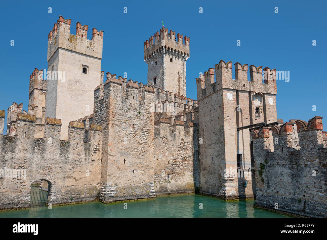 Castello scaligero custodendo l'ingresso di Sirmione Città Medievale sul Lago di Garda in Lombardia nel Nord Italia Foto Stock