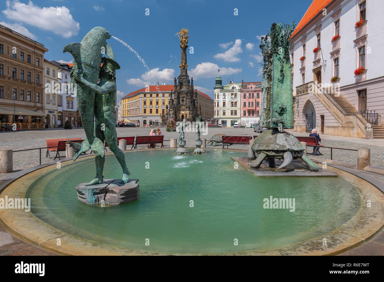 Fontana Arion e la colonna della Trinità sulla piazza superiore a Olomouc, Repubblica Ceca Foto Stock