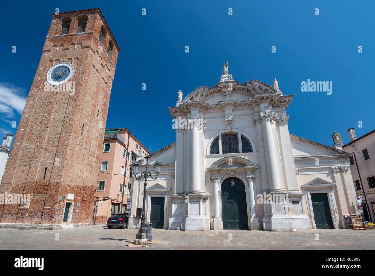 Saint Andrews la Chiesa e la Torre dell Orologio a Chioggia, Venezia, Veneto, Italia Foto Stock