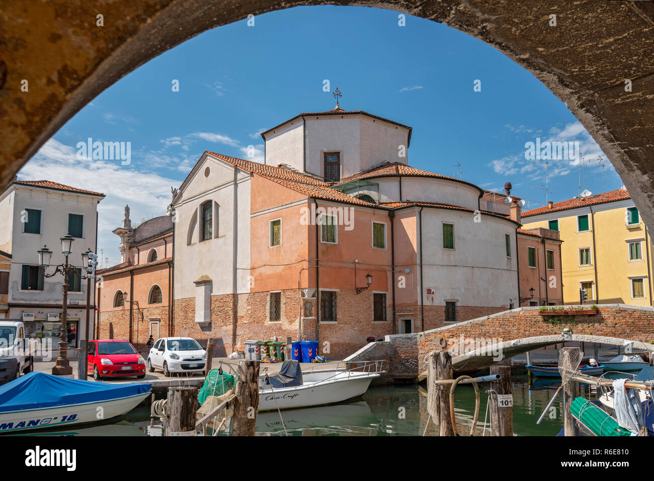Vista del Canal Vena, Chiesa di Santandrea e barche da pesca a Chioggia, laguna di Venezia, Venezia, Italia Foto Stock
