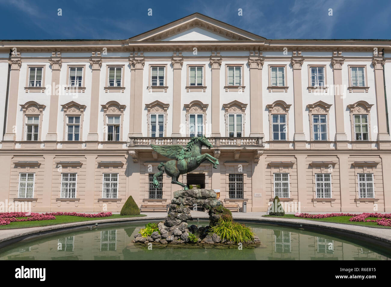 Facciata di Schloss Mirabell Palace, con un bronzo Pegasus su Pegasus fontana nella parte anteriore, scultore Kaspar Gras, Salzburg Austria Foto Stock