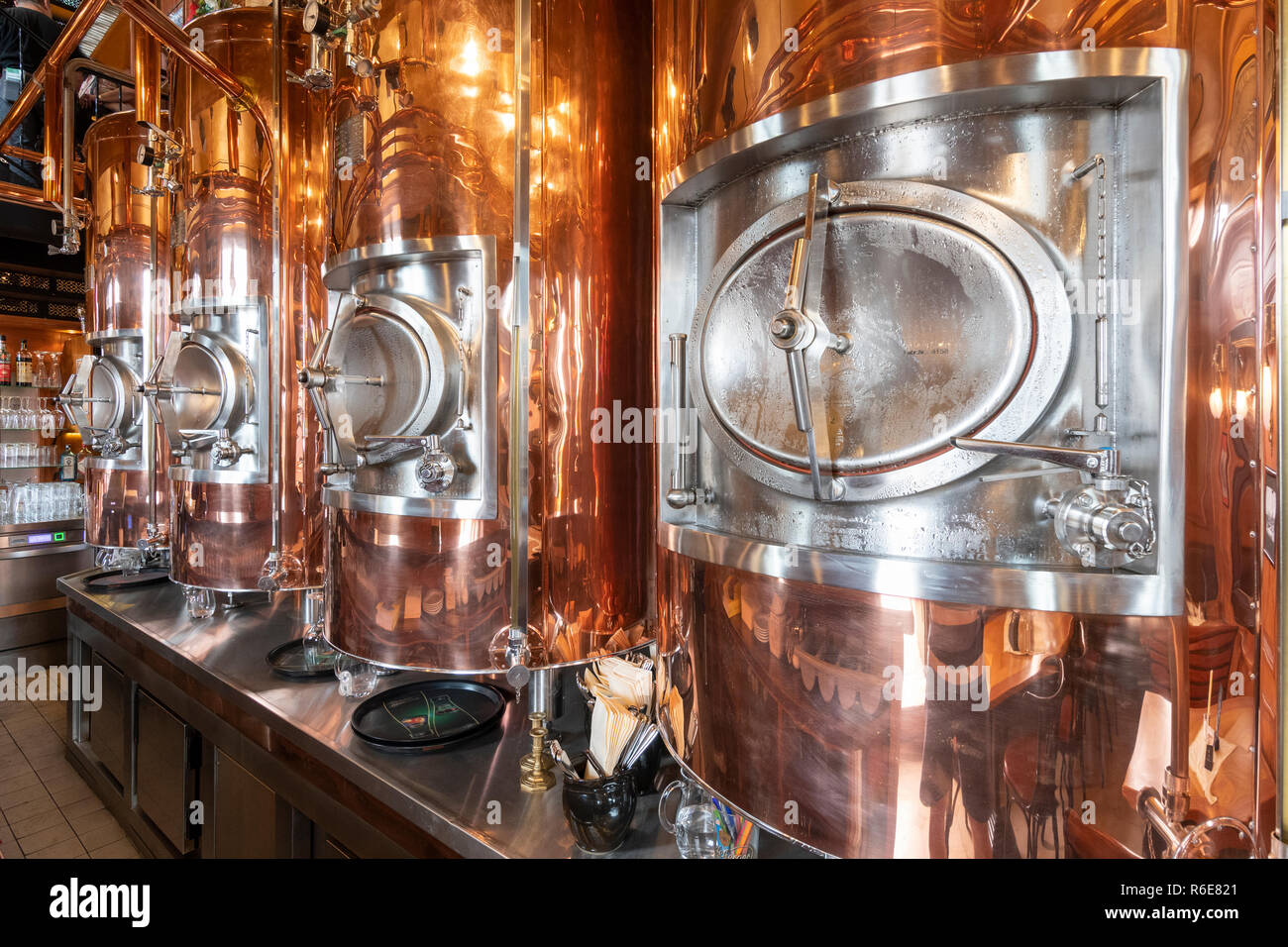 Interno del Radeberger Spezialausschank ristorante sul Terrassenufer Street a Dresda, Germania Foto Stock