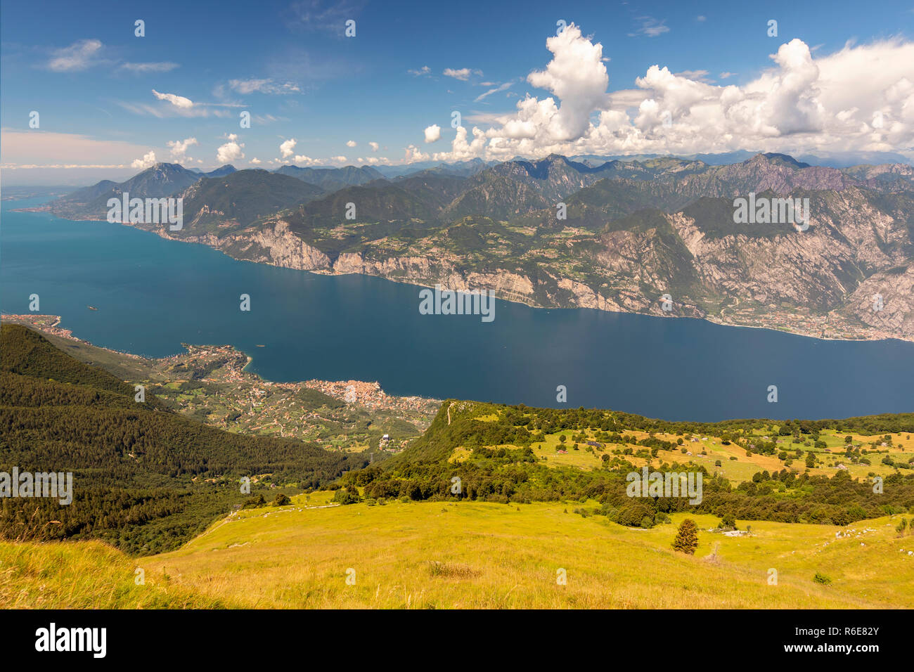 Vista dal Monte Baldo sul Lago di Garda, Malcesine, Lombardia, Italia Foto Stock
