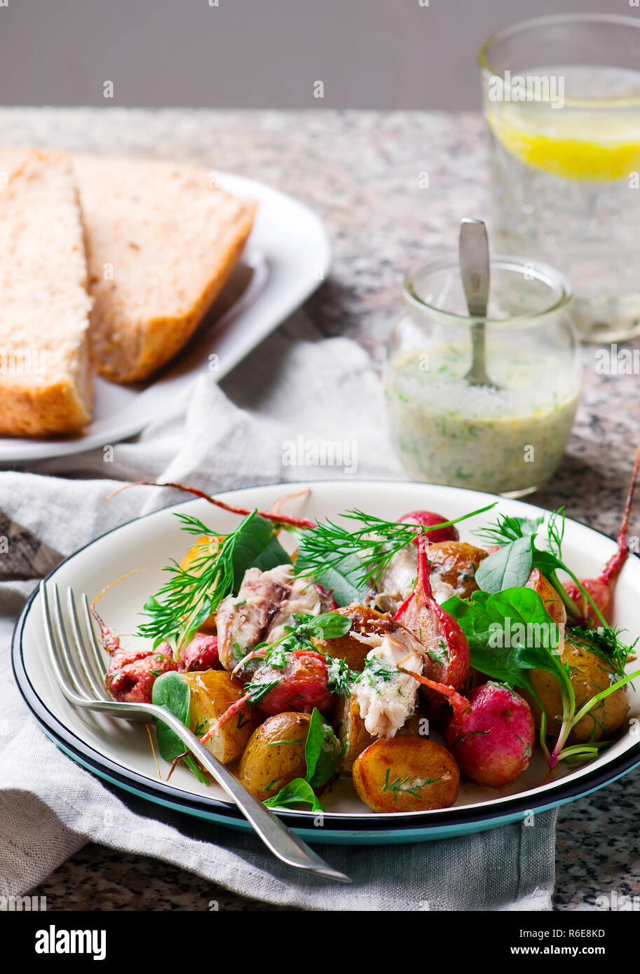 Arrosto di ravanelli patate condito insalata di sgombro. stile vintage .il fuoco selettivo Foto Stock