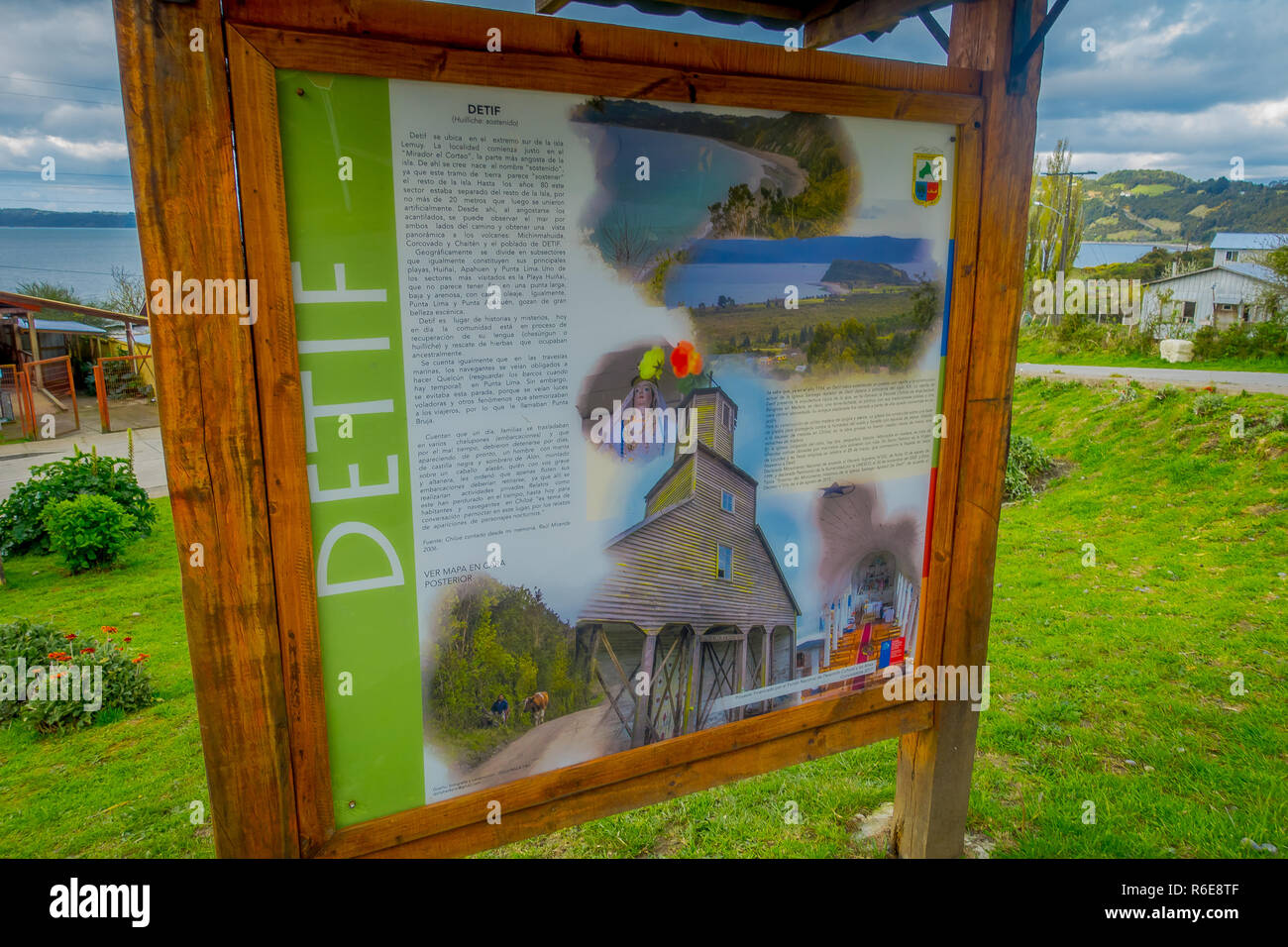 CHILOE, Cile - SETTEMBRE, 27, 2018: veduta esterna del cartello informativo della chiesa quinchao, una delle eredità di mondo chiese di legno si trova a Isola di Chiloe Foto Stock