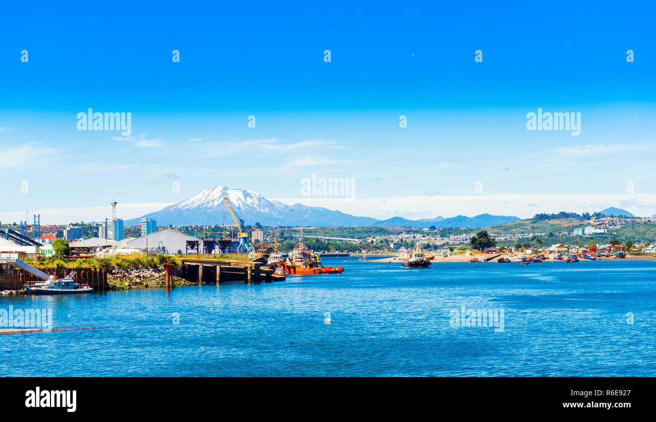 Vista del vulcano Osorno, Puerto Montt, Cile. Copia spazio per il testo Foto Stock