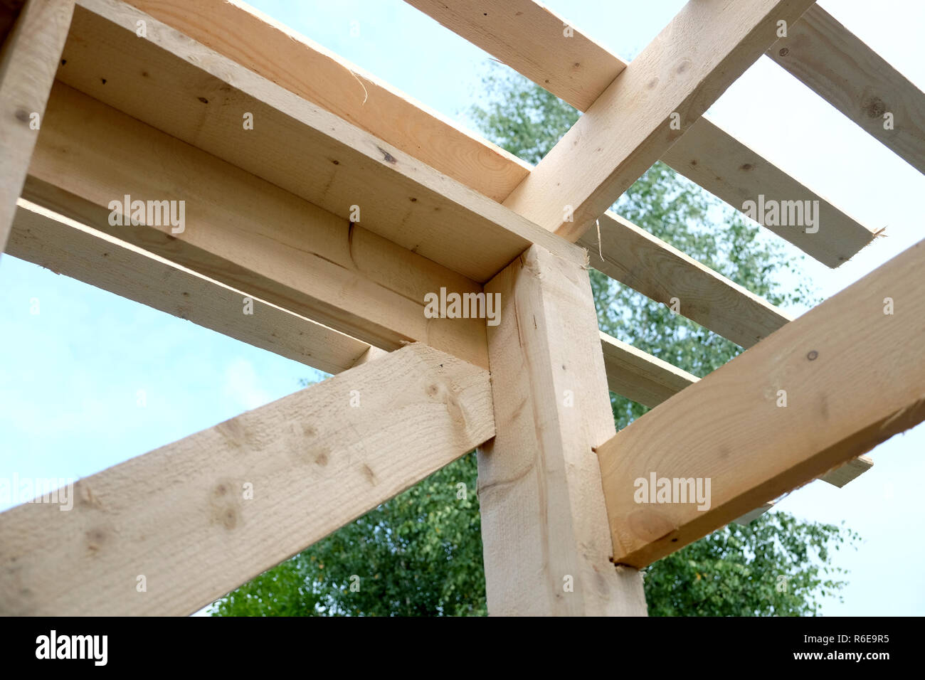 Incannicciata tetto montaggio all'interno di casa. Paese di legno Costruzione casa Foto Stock