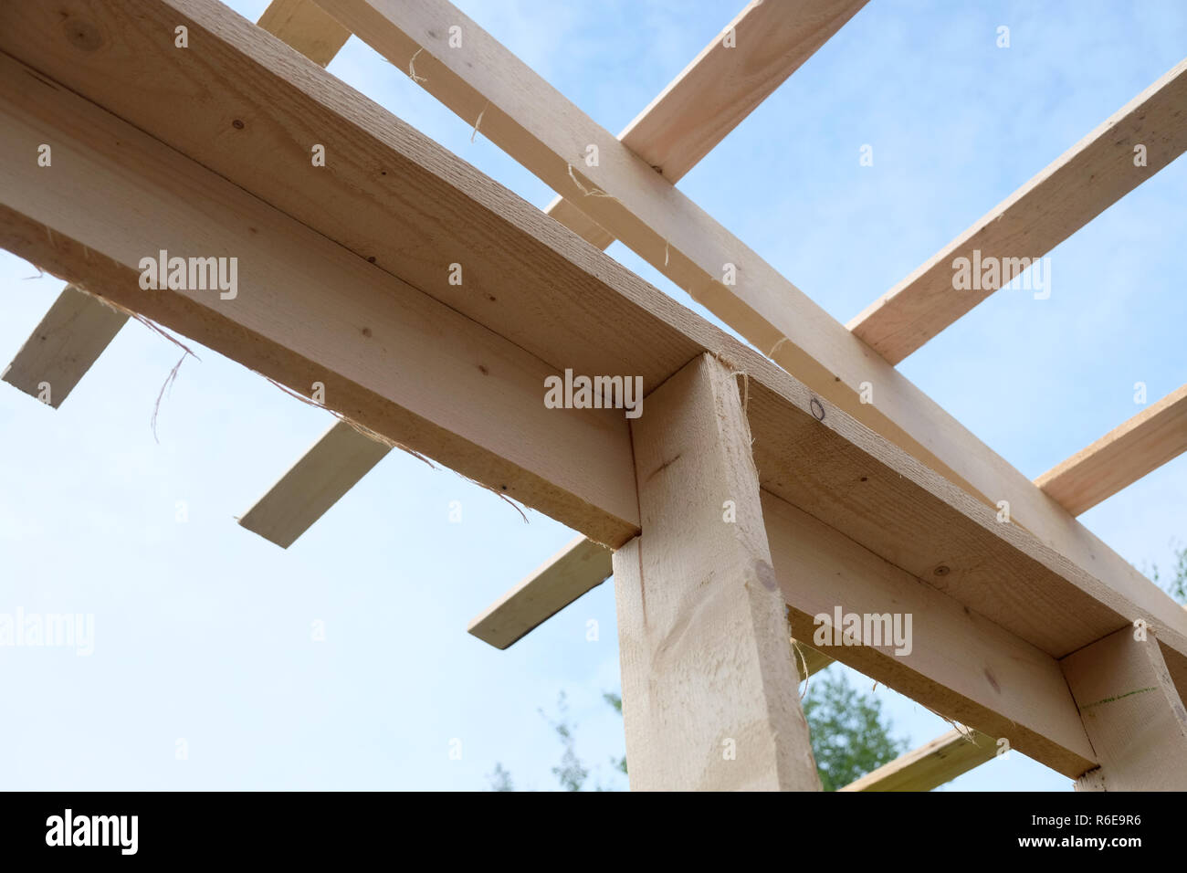 Incannicciata tetto montaggio all'interno di casa. Paese di legno Costruzione casa Foto Stock