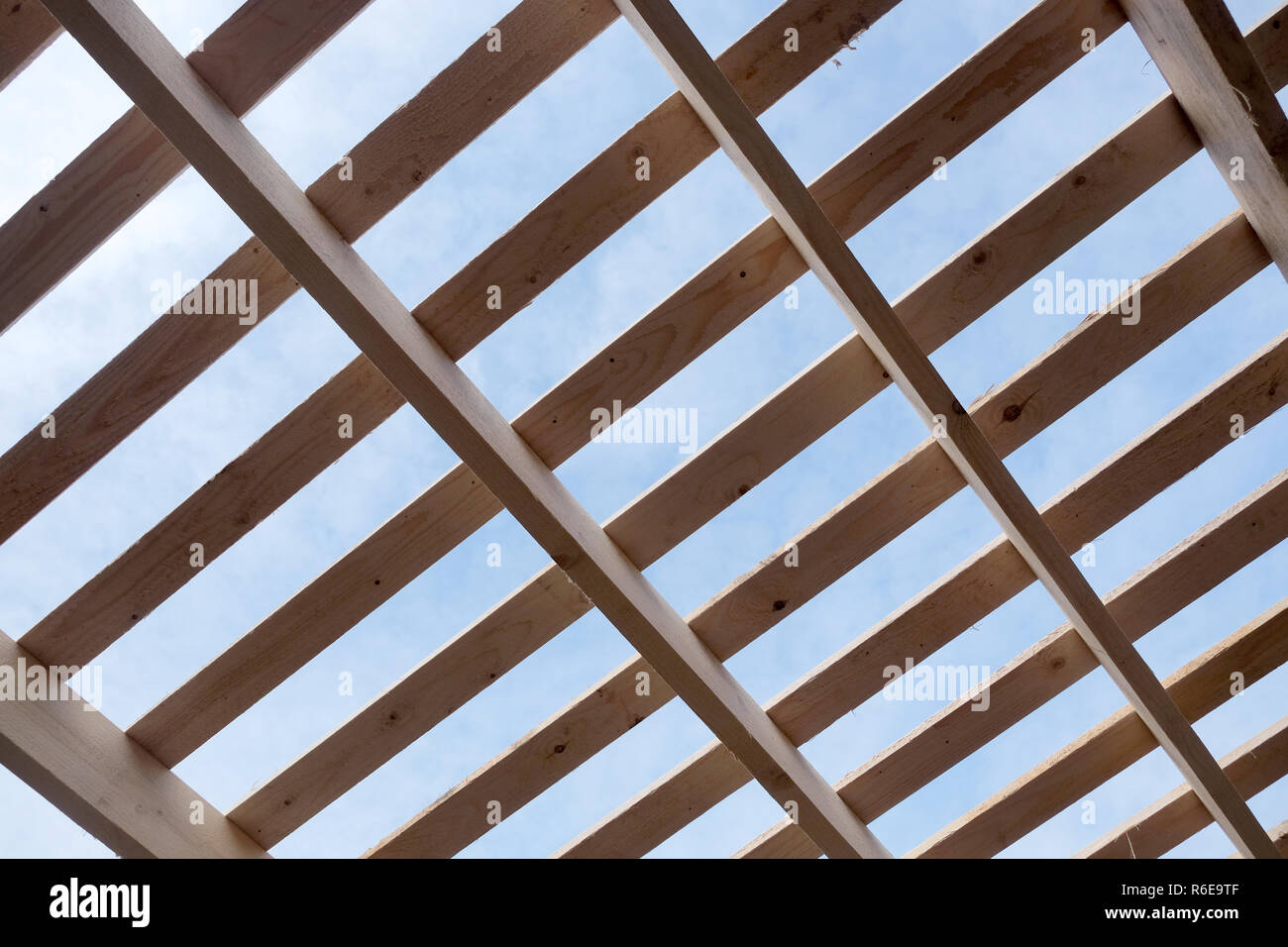 Incannicciata tetto montaggio all'interno di casa. Paese di legno Costruzione casa Foto Stock