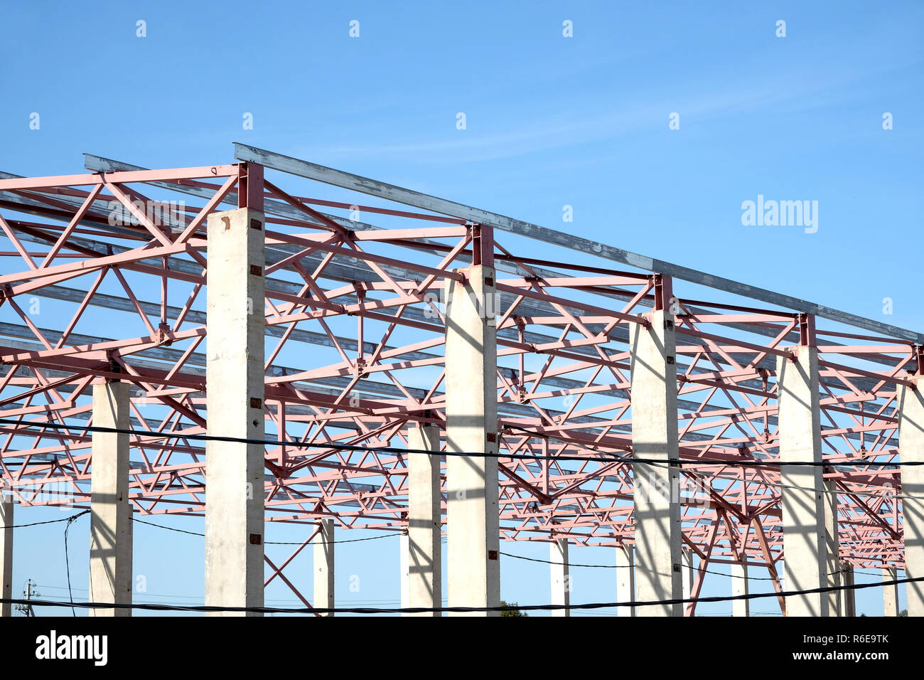 Campagna outdoor edificio industriale costruzione quadro nella soleggiata giornata estiva su blu cielo privo di nuvole Foto Stock