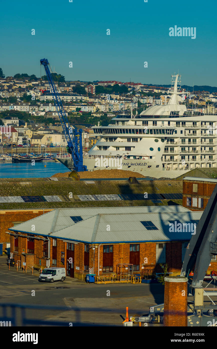 Lussuosa nave da crociera del mondo tira in Falmouth docks in Cornovaglia per una sosta di una notte in uno dei Cornwalls più iconica destinazioni. Foto Stock