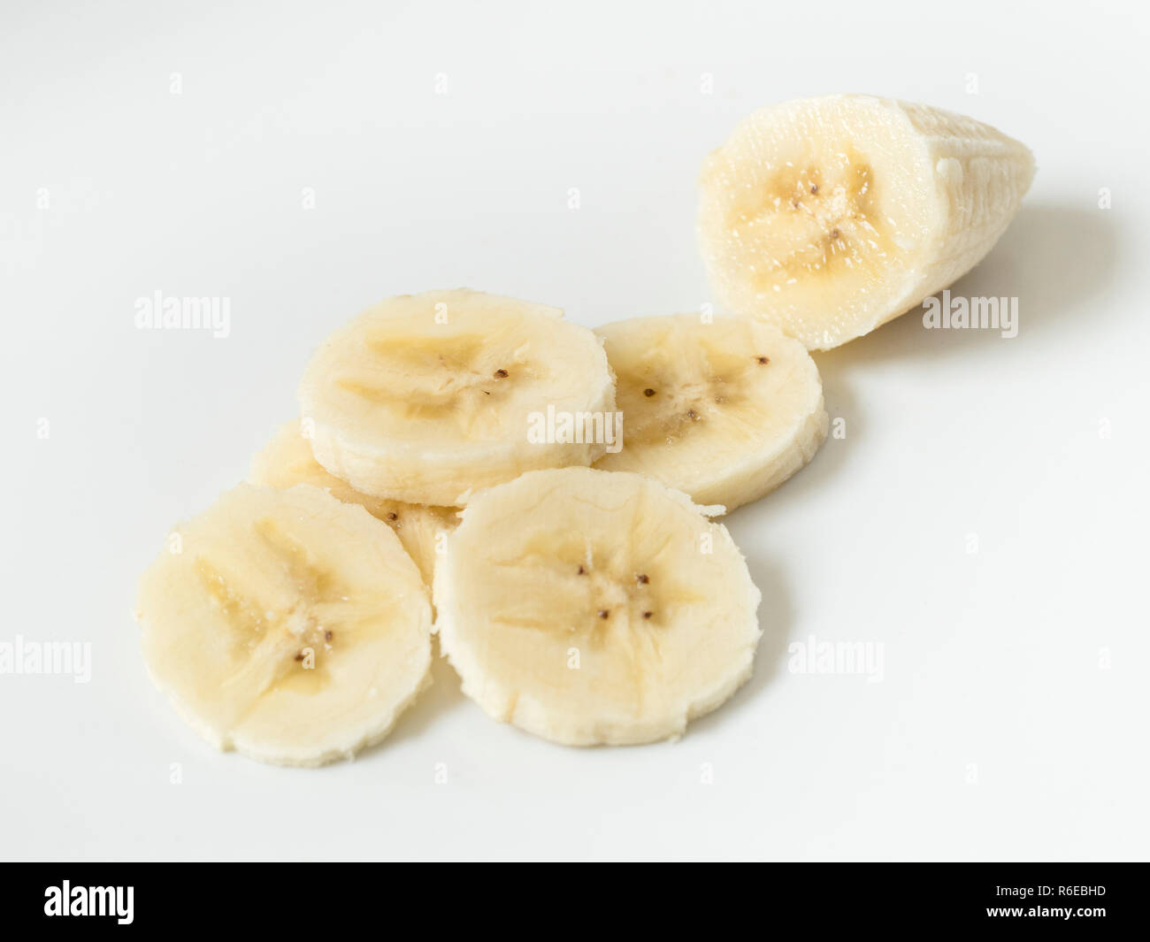 Fette di banana su una piastra bianca Foto Stock