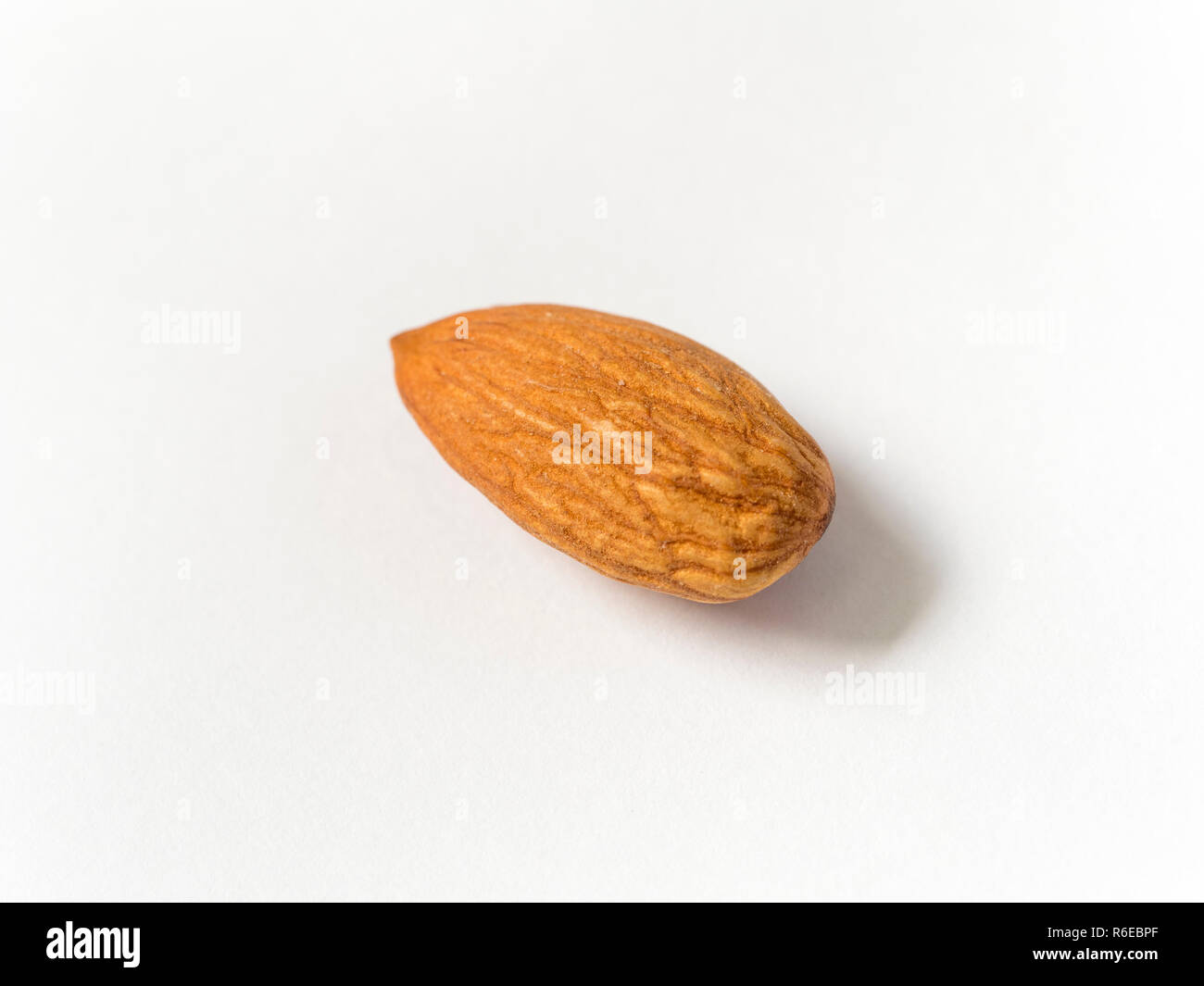 Almond su sfondo bianco Foto Stock