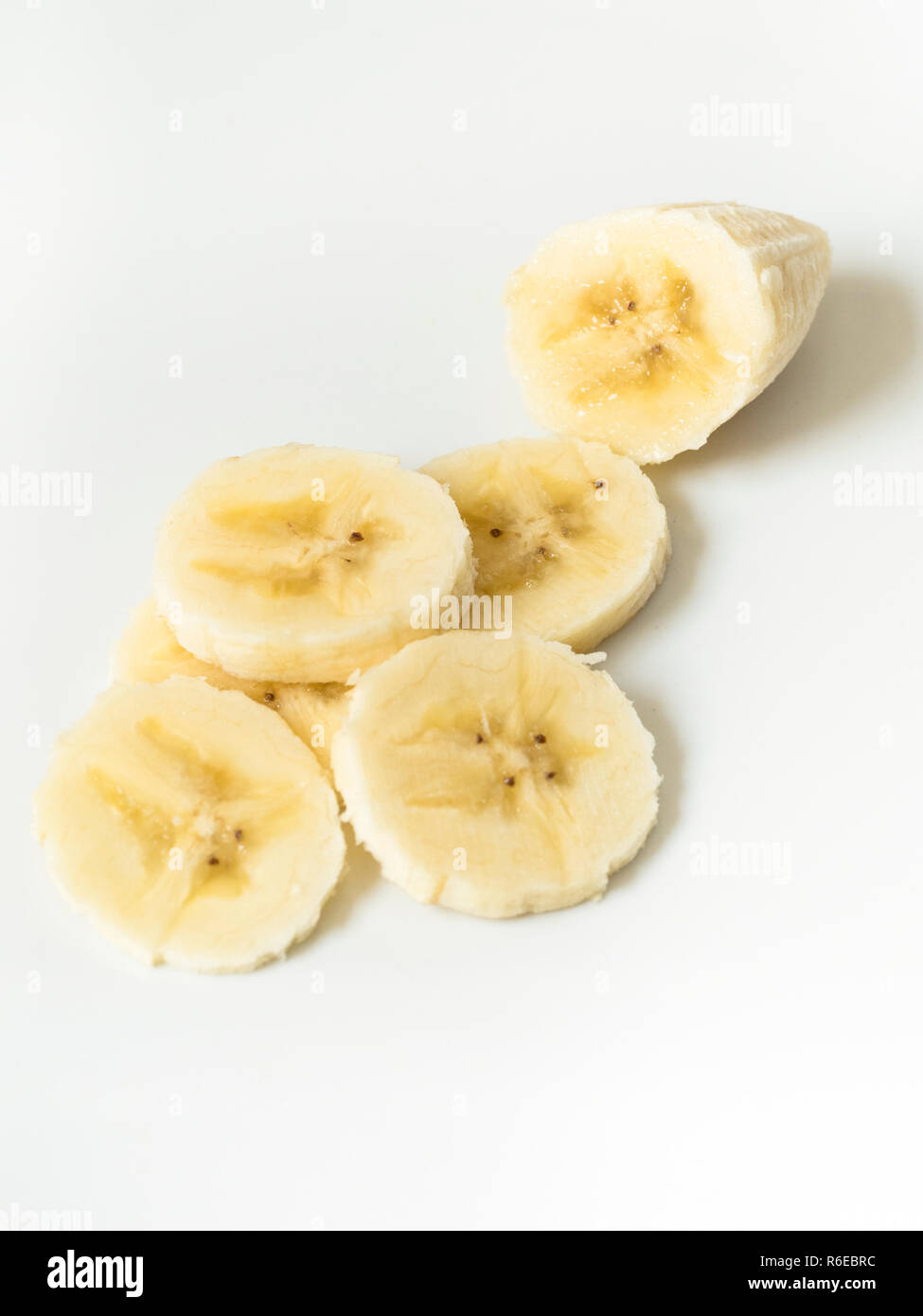 Fette di banana su una piastra bianca Foto Stock