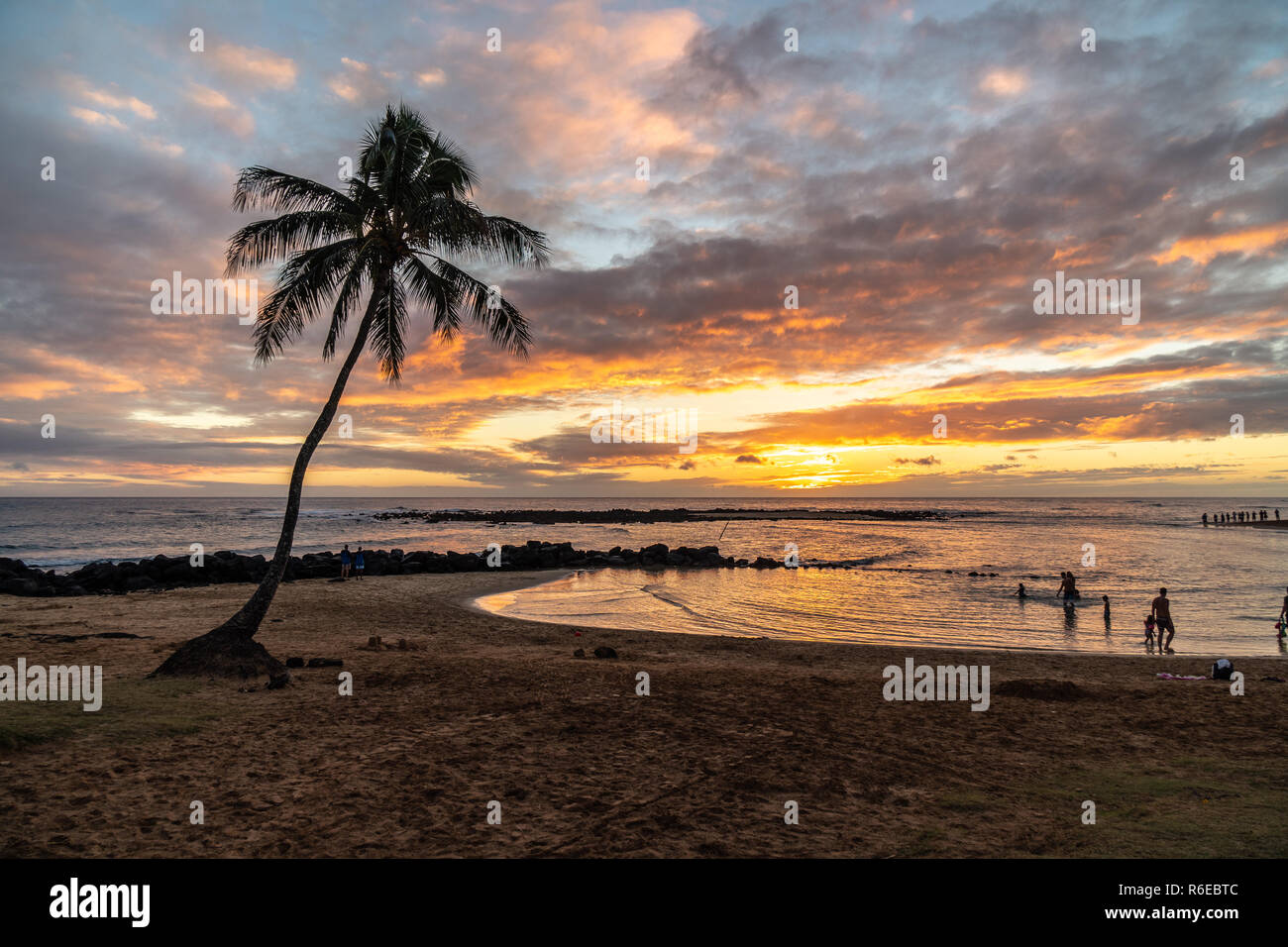 La spiaggia di Poipu Beach al tramonto, Koloa, Kauai, Hawai'i Foto Stock