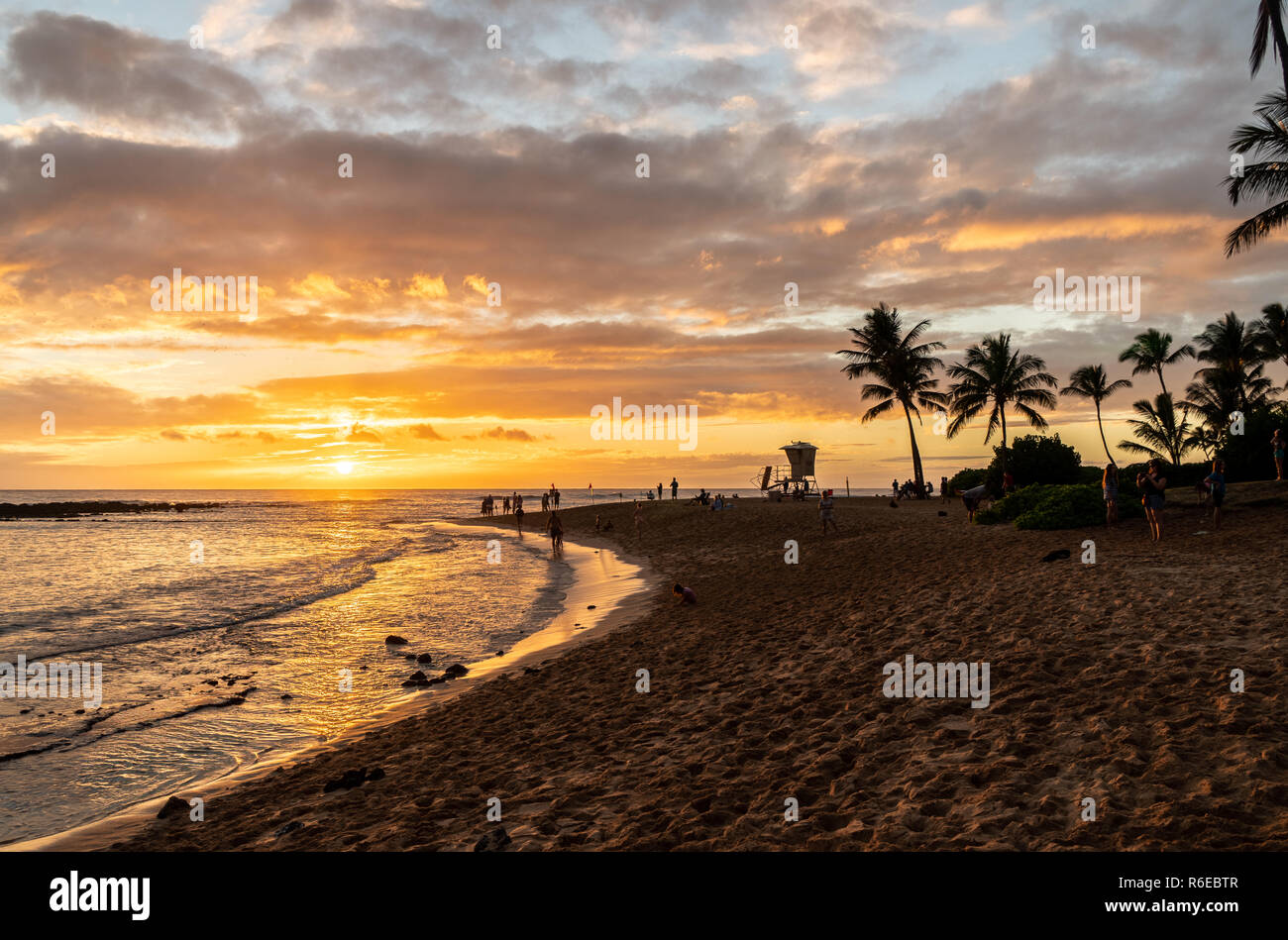 La spiaggia di Poipu Beach al tramonto, Koloa, Kauai, Hawai'i Foto Stock