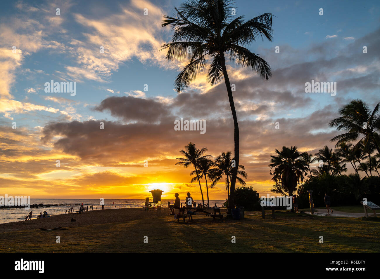 La spiaggia di Poipu Beach al tramonto, Koloa, Kauai, Hawai'i Foto Stock