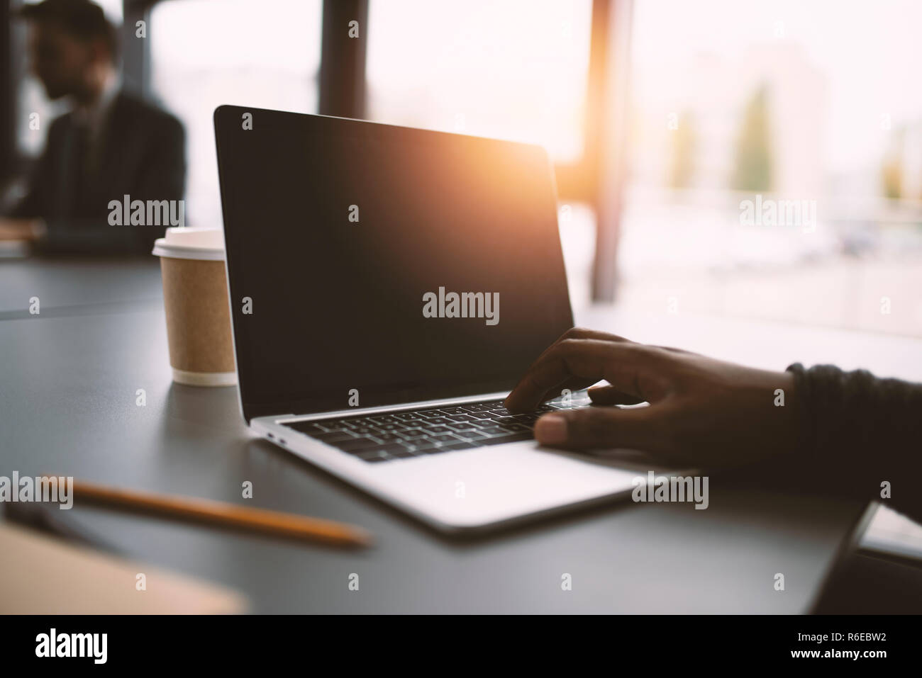 Imprenditore lavora in ufficio con un computer portatile. Concetto di condivisione internet Foto Stock
