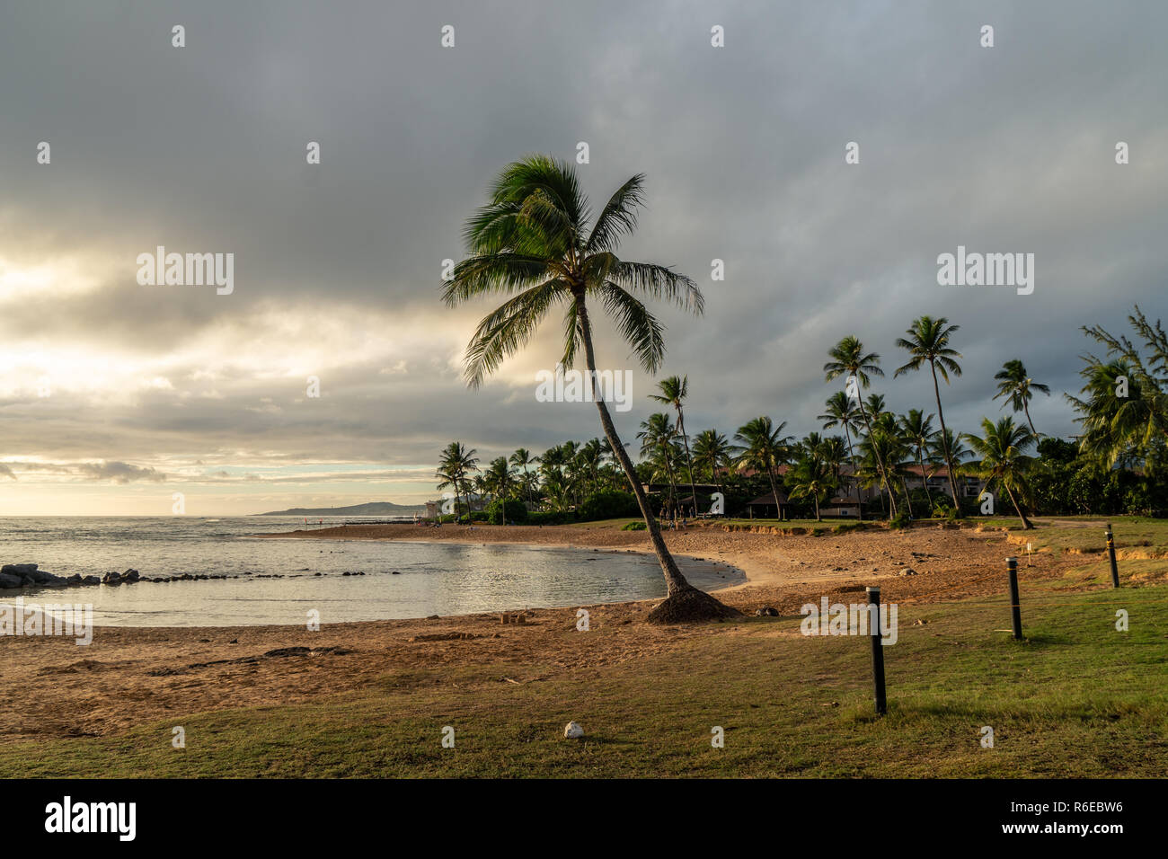 La spiaggia di Poipu Beach al tramonto, Koloa, Kauai, Hawai'i Foto Stock
