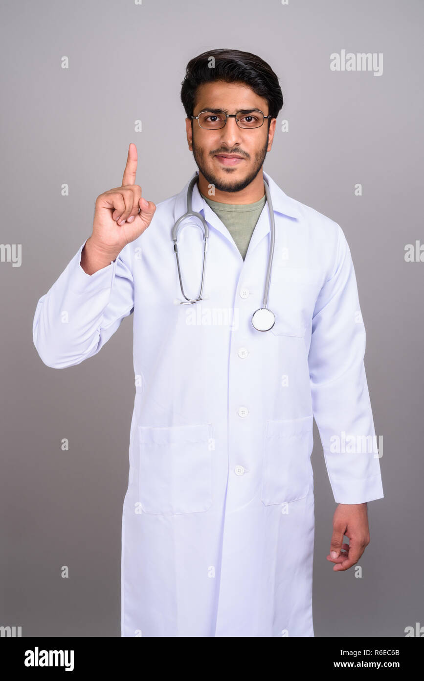 Ritratto di uomo indiano medico puntare il dito fino Foto Stock