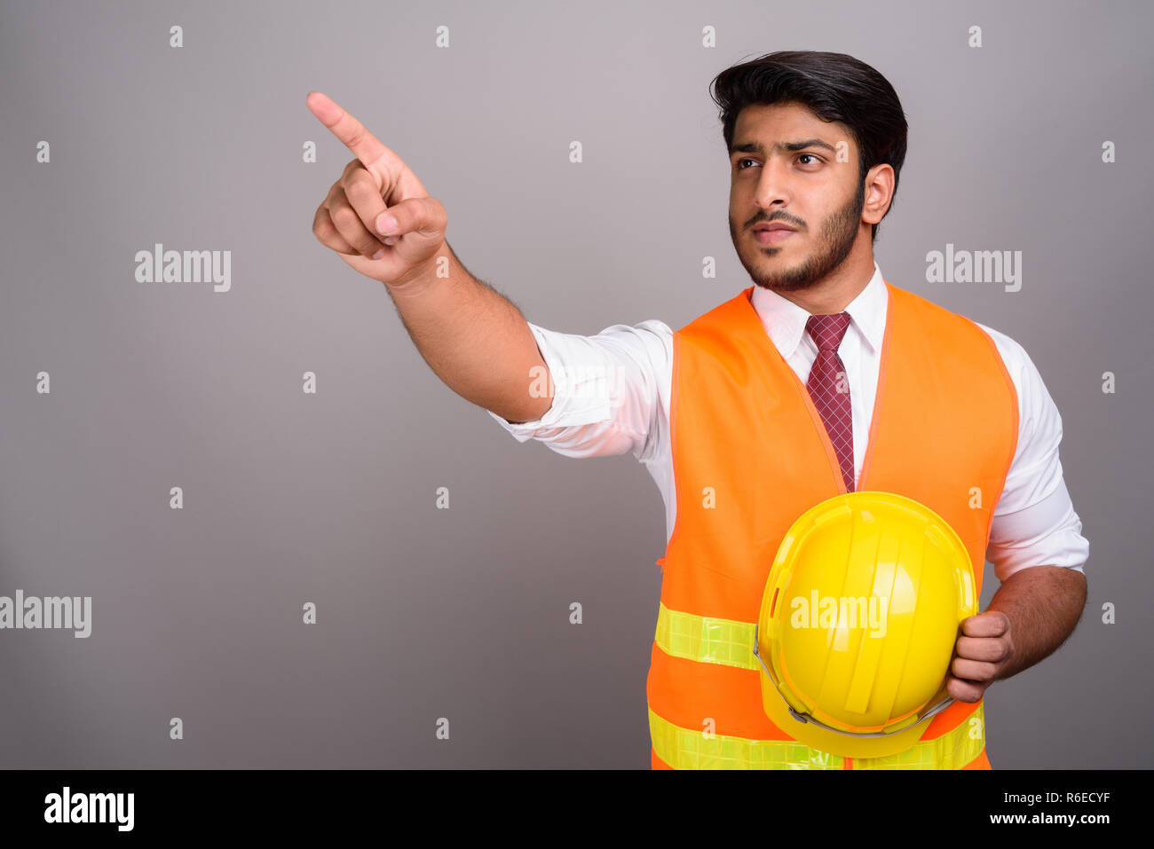 Ritratto di Indian uomo lavoratore edile imprenditore puntare il dito Foto Stock