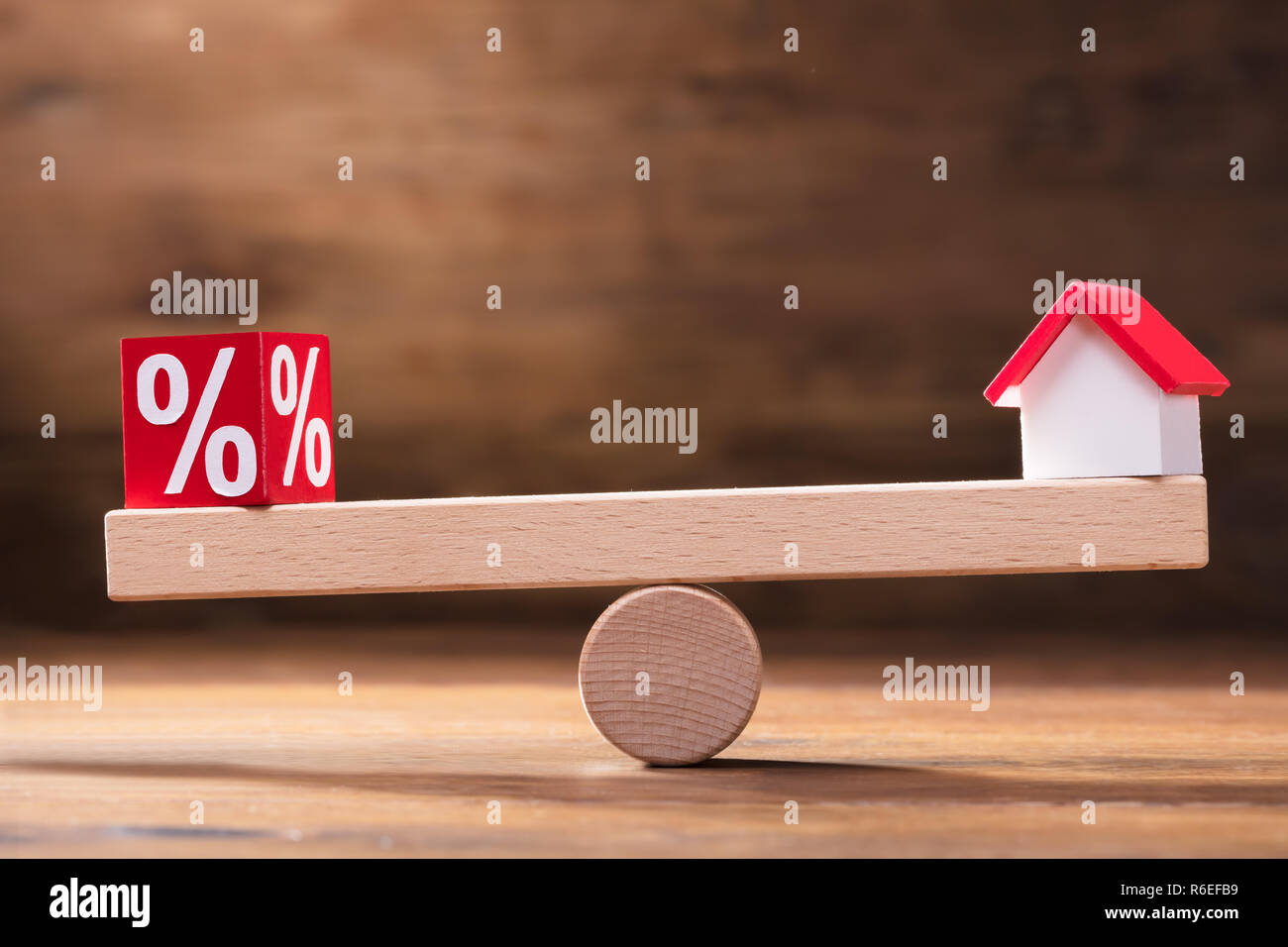 Il bilanciamento della percentuale di blocco rosso e modello di casa su altalena Foto Stock